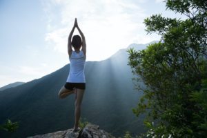 Yoga au sommet d'une montagne