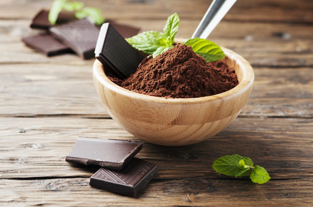 Cioccolato fondente e cacao sul tavolo di legno