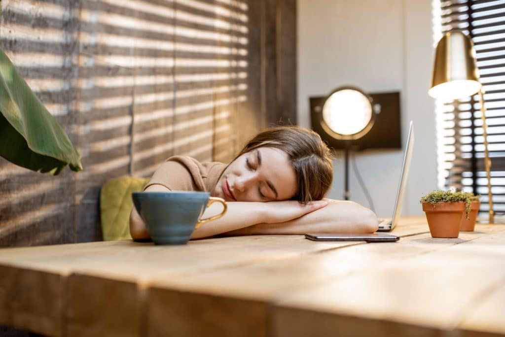 Femme endormie sur son lieu de travail à la maison