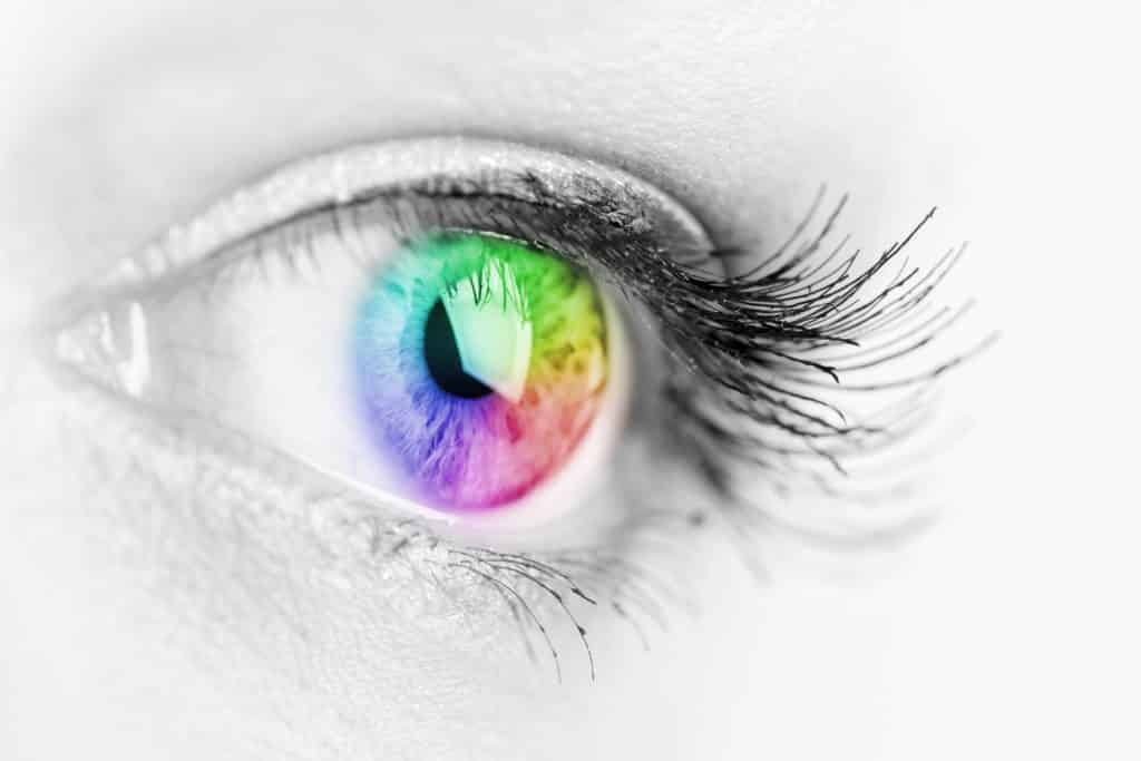Ragazza colorata e naturale occhio arcobaleno