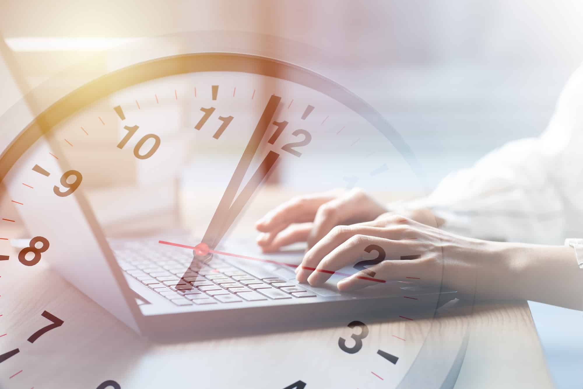 Concetto di orari di lavoro aziendali persone lavorano digitando su computer portatile sovrapposizione con in orologio tempo a l